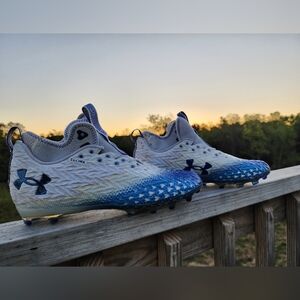 UA mens 9.5 football cleats. Blue and white